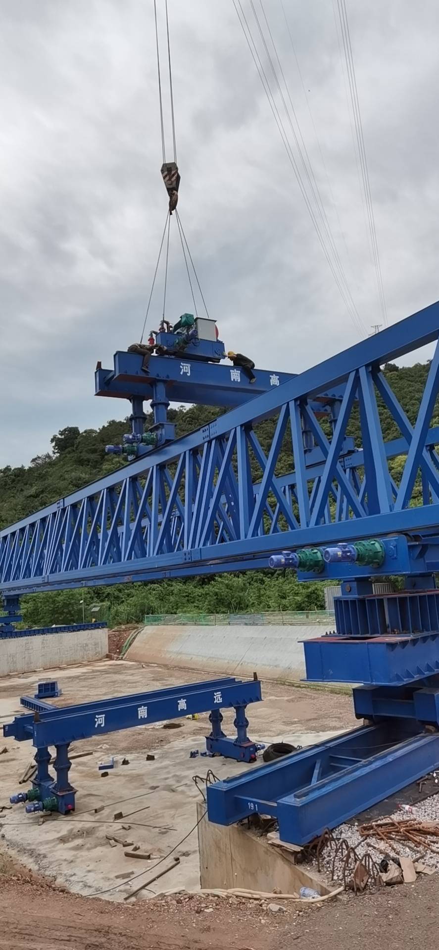 黃岡華鑫建筑勞務(wù)有限公司，深圳寶安區(qū)石清大道一期道路工程上跨廣深客運(yùn)專線橋梁工程，采購(gòu)全新式QYLQ50m-220t架橋機(jī)