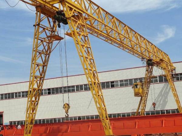 龍門吊作業(yè)中如何保證軌道的清潔和平整？